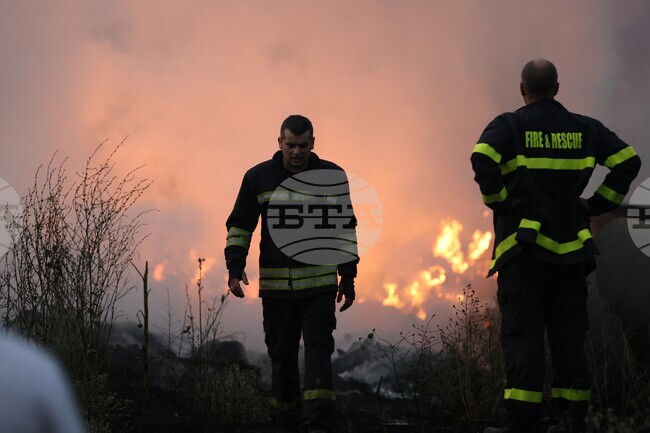 Сливенски пожарникари гасиха пожари в пшенична нива и овощна градина