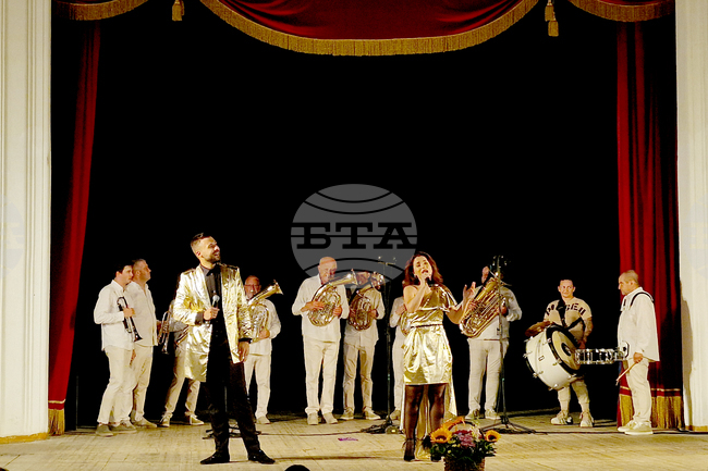 С концерт спектакъл „С ритъма на Балканите“ завърши честването на 148-годишнината от освобождението на Свищов