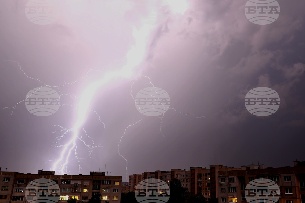 Силна гръмотевична буря с проливен дъжд се разрази над София, няма подадени сигнали за нанесени щети 