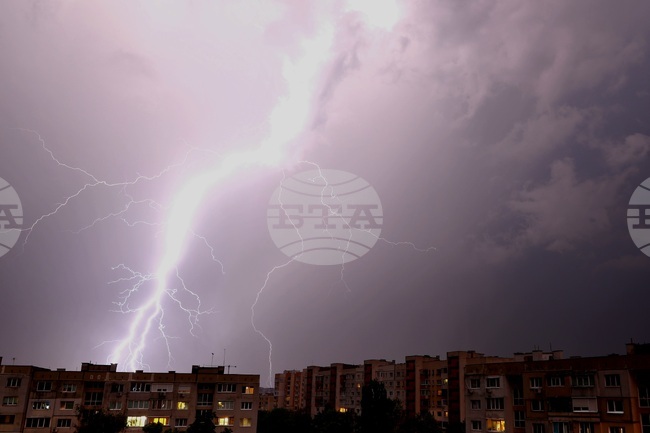 Силна гръмотевична буря с проливен дъжд се разрази над София, няма подадени сигнали за нанесени щети 