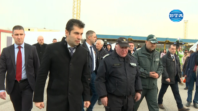 Вече работи граничната система за регистрация на украинските бежанци, заяви Кирил Петков