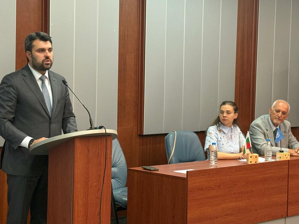 Министърът на външните работи Георг Георгиев се срещна с младежи по повод 80-годишнината от подписването на Устава на ООН