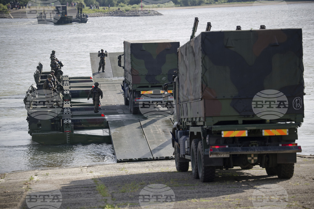 Германия и нейни съюзници проведоха голямо военно учение по река Рейн