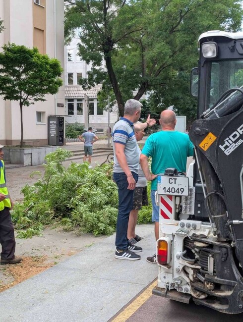 Община Стара Загора: Няма сериозни щети след бурята, 7 екипа и 2 вишки работят от сутринта на терен
