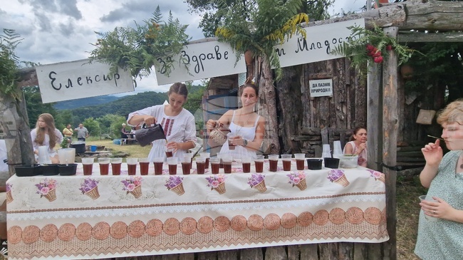 С чай от 22 билки и фолклорна програма посрещат гостите на Празника на билките, планината и туризма в Троянския Балкан