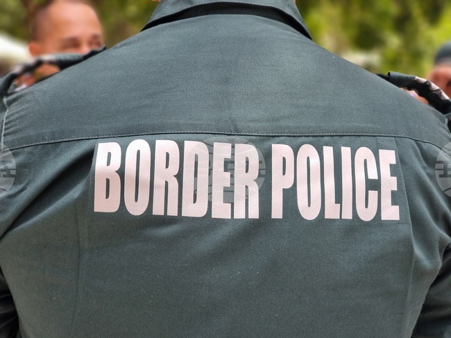 Гранични полицаи задържаха 10 мигранти без документи на пътя Самоков – София