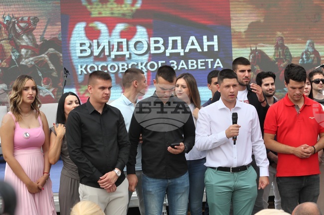 Часове преди протеста на сръбските студенти хиляди привърженици на управляващите се събраха за Видовден в Белград