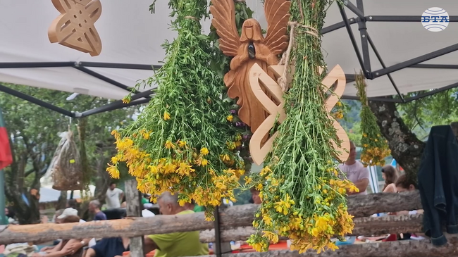 С чай от 22 билки и фолклорна програма посрещат гостите на Празника на билките, планината и туризма в Троянския Балкан