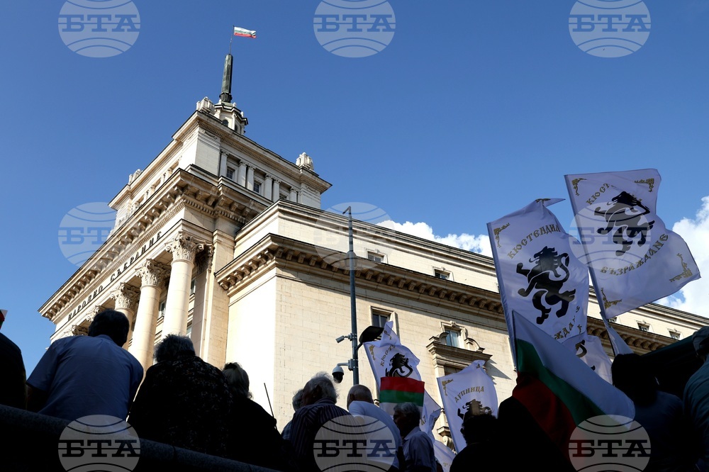 Засилено остава полицейското присъствие в района на парламента, протестиращите се разотиват 