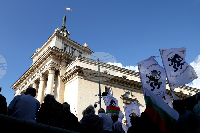 Засилено остава полицейското присъствие в района на парламента, протестиращите се разотиват 