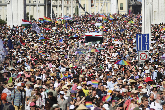 Прайдът в Будапеща събра близо 200 хиляди участници, което е рекорд според организаторите