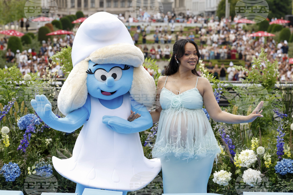 Риана се появи на световната премиера на новия филм за смърфовете в Брюксел