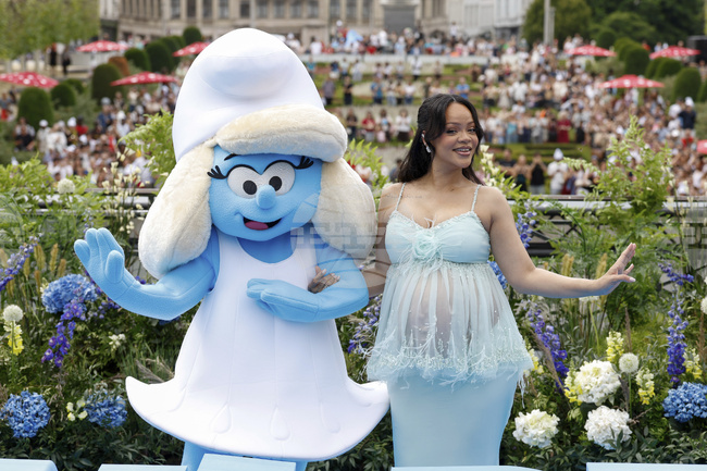 Риана се появи на световната премиера на новия филм за смърфовете в Брюксел