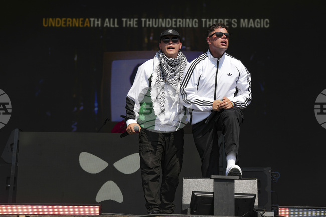 Британската полиция прекрати разследването срещу рапърите от "Нийкап" заради призиви на фестивала Гластънбъри