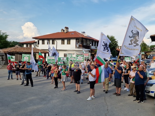 Протестиращи срещу въвеждането на еврото се събраха на площада във великотърновското село Арбанаси