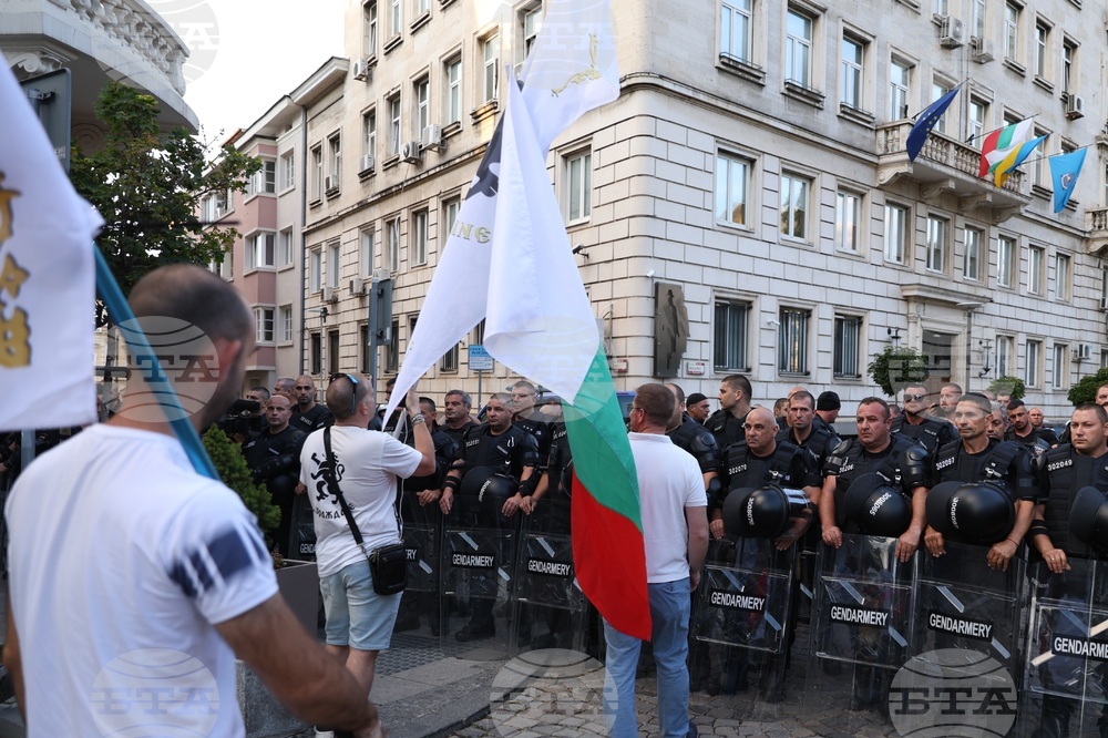Протест за запазване на лева