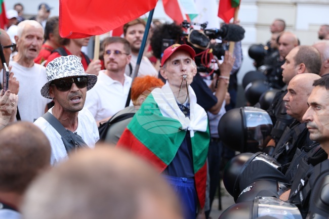Протестиращите в защита на българския лев достигнаха Дома на Европа, жандармерията направи кордон пред сградата 