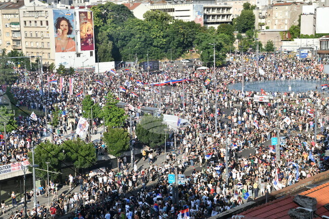 Protesters Clash with Police during Serbian Students’ Vidovdan Rally in Belgrade