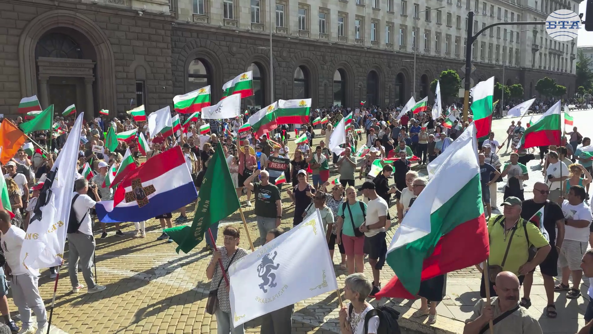 С викове „оставка“, „искаме си лева“ и „не на еврото“ граждани се събраха на протест в центъра на София