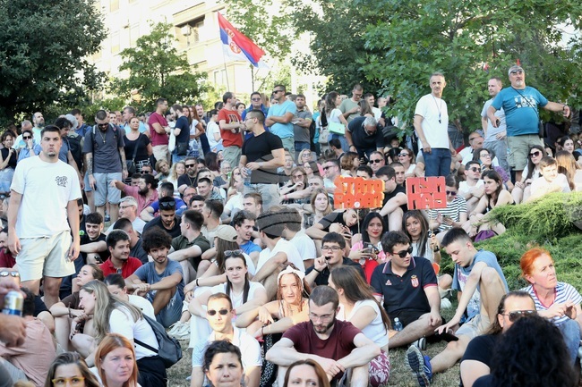 Четирима са арестувани в сръбския град Нови пазар по време на протест срещу премахването на блокадата на университета 