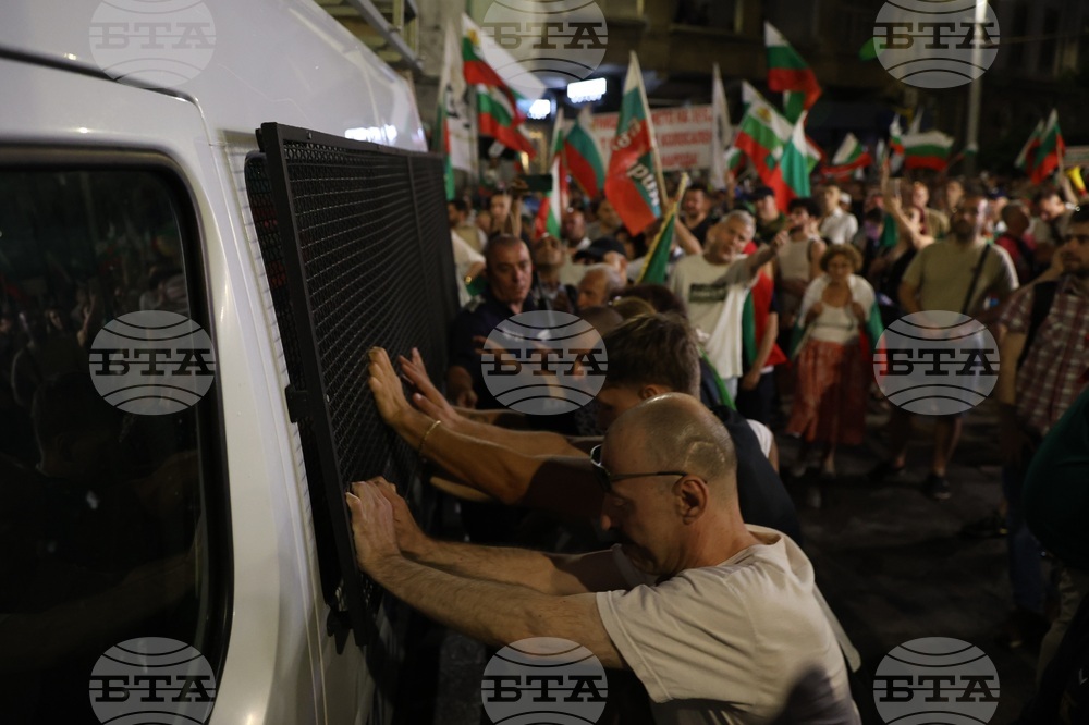 Протестиращите в защита на българския лев достигнаха Дома на Европа, жандармерията направи кордон пред сградата 