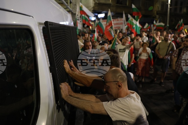 Протестиращите в защита на българския лев достигнаха Дома на Европа, жандармерията направи кордон пред сградата 