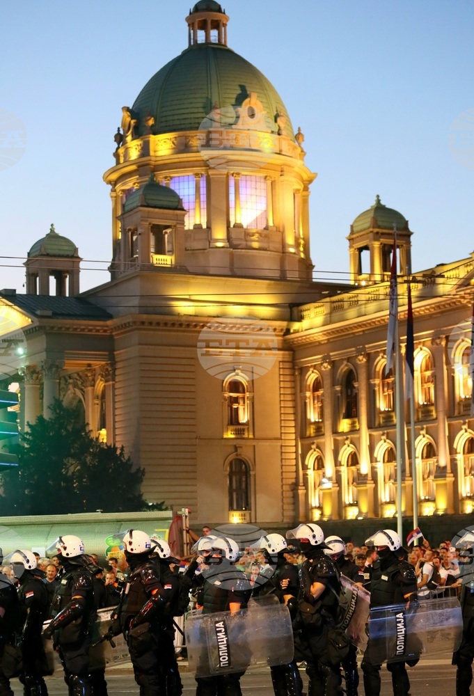 Започнаха сблъсъци между студенти и полицаи на протеста на Видовден в Сърбия 