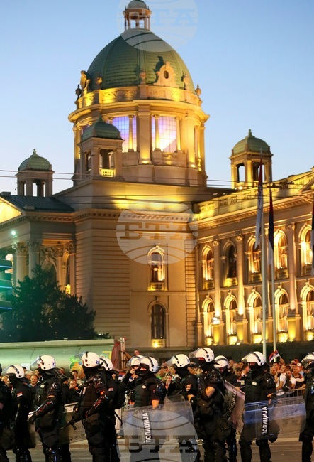 Започнаха сблъсъци между студенти и полицаи на протеста на Видовден в Сърбия 