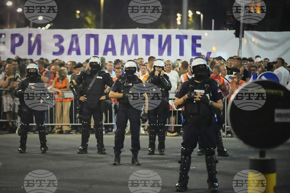 Двама души бяха арестувани при сблъсъци между студенти и полиция на протеста на Видовден в Белград