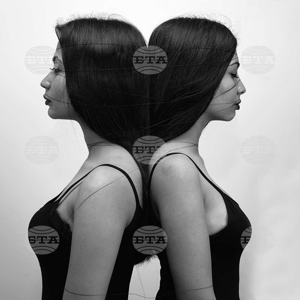 21-годишната художничка Еми Куртова представя фотографии, живопис и скулптура в "Автопортрет"