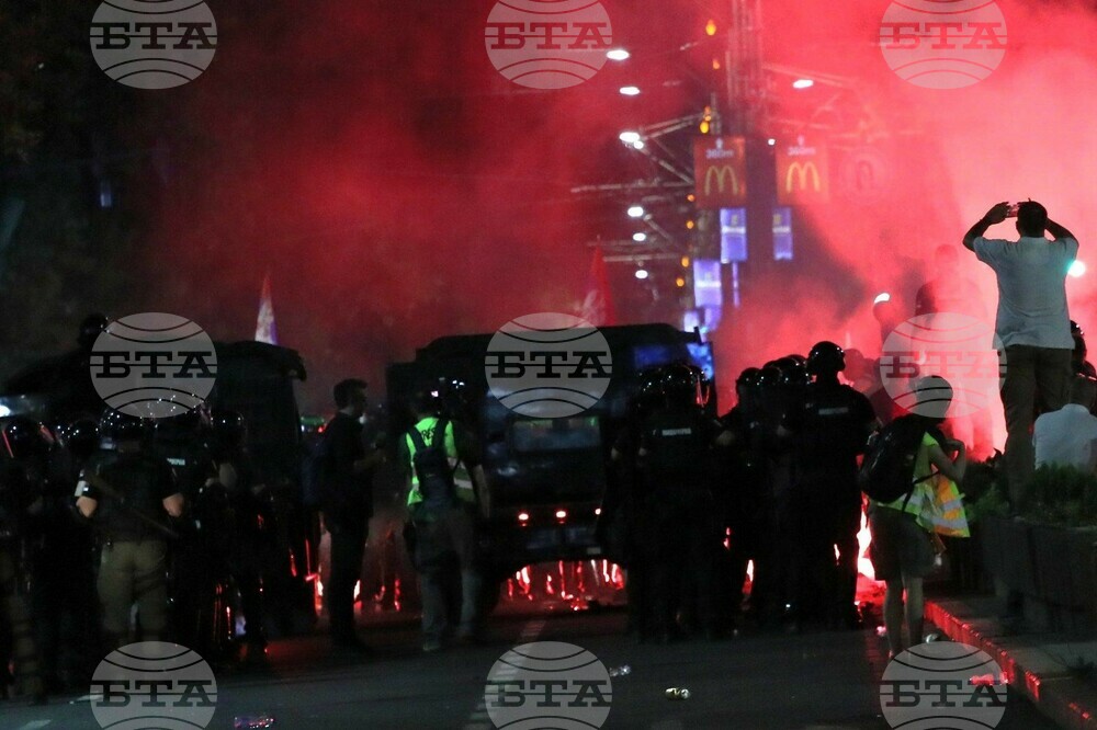 Най-малко 7 демонстранти са арестувани в Белград по време на протеста с искане за предсрочни парламентарни избори