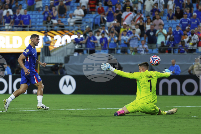 Бенфика приема оферти за украински национал