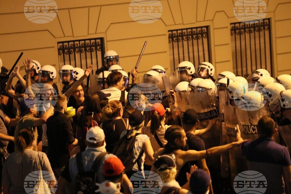 Двама души бяха арестувани при сблъсъци между студенти и полиция на протеста на Видовден в Белград