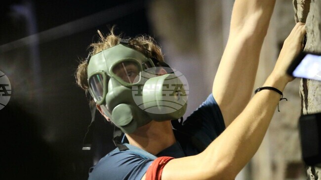 В два града в Сърбия привърженици на управляващата партия и протестиращи граждани се сбиха, има 70 ранени 