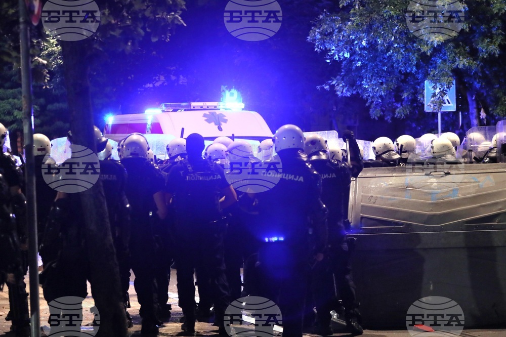 Общо 48 полицаи и 22 граждани са били ранени на протеста в Белград снощи, задържани са 77 души, а 38 са арестувани, съобщи вътрешният министър