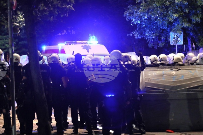 Общо 48 полицаи и 22 граждани са били ранени на протеста в Белград снощи, задържани са 77 души, а 38 са арестувани, съобщи вътрешният министър