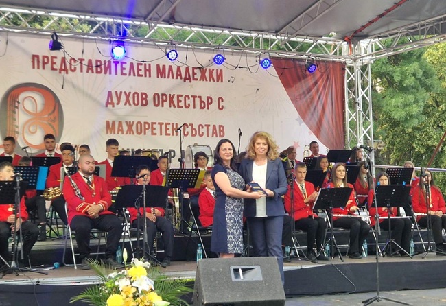 Илияна Йотова удостои с почетния плакет на вицепрезидента Представителния младежки духов оркестър и мажоретен състав „Димитър Мечев“ във Велинград