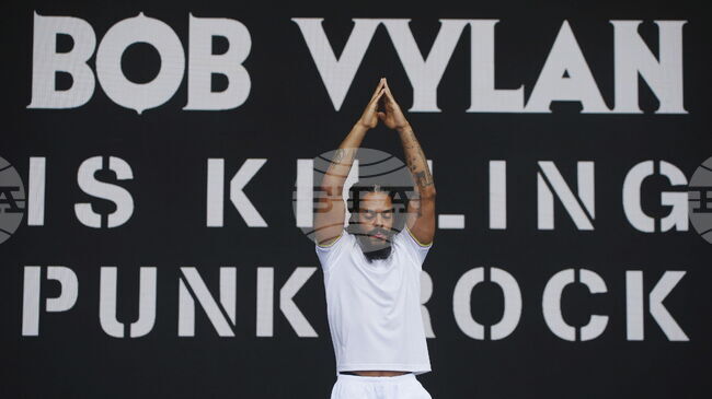 Рапърите от дуото „Боб Вилан” няма да бъдат съдебно преследвани заради изказвания срещу израелската армия на фестивала „Гластънбъри"