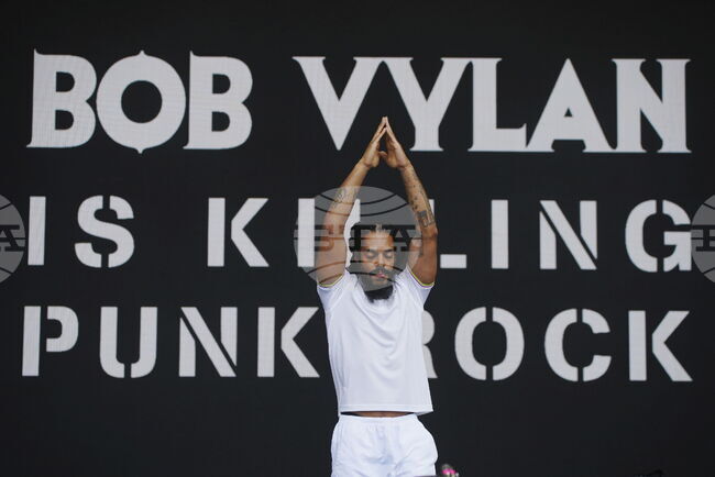 Рапърите от дуото „Боб Вилан” няма да бъдат съдебно преследвани заради изказвания срещу израелската армия на фестивала „Гластънбъри"