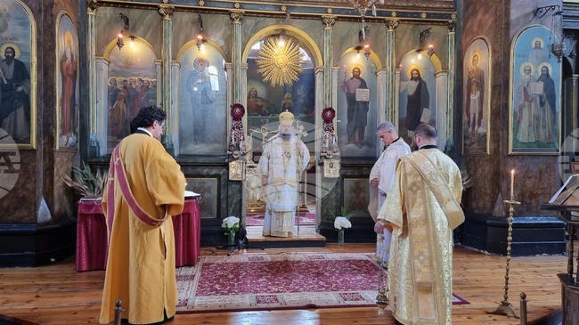 Да помолим светите първовърховни апостоли Петър и Павел да просветят и нашите сърца, призова Врачанският митрополит Григорий