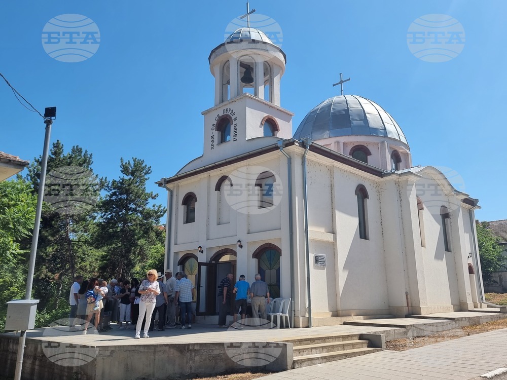 В плевенското село Божурица отбелязаха храмовия празник на новопостроената църква „Св. св. Петър и Павел“