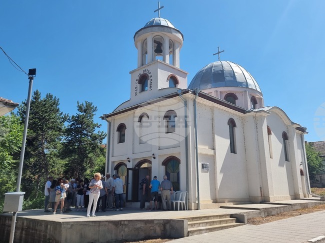 В плевенското село Божурица отбелязаха храмовия празник на новопостроената църква „Св. св. Петър и Павел“