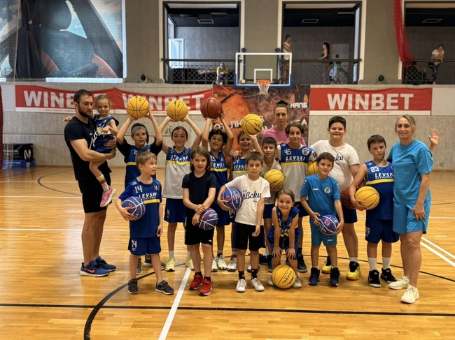 Една от най-известните български баскетболистки от близкото минало Десислава Ангелова посети тренировките на децата от клуб Левски