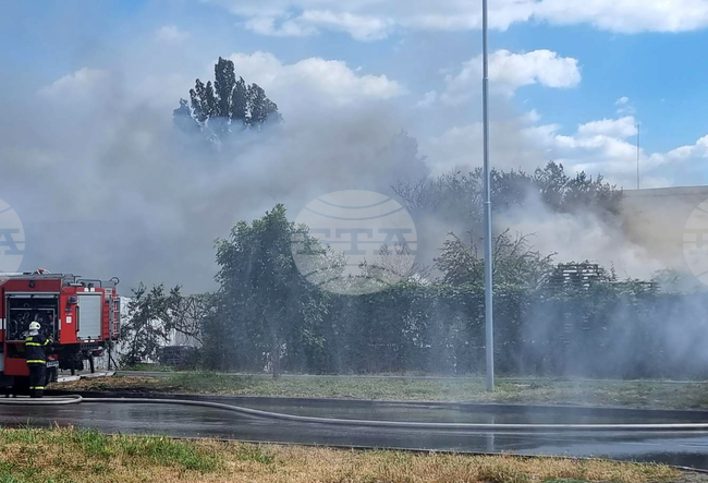 Гори строителна борса във Варна, по първоначални данни няма пострадали хора