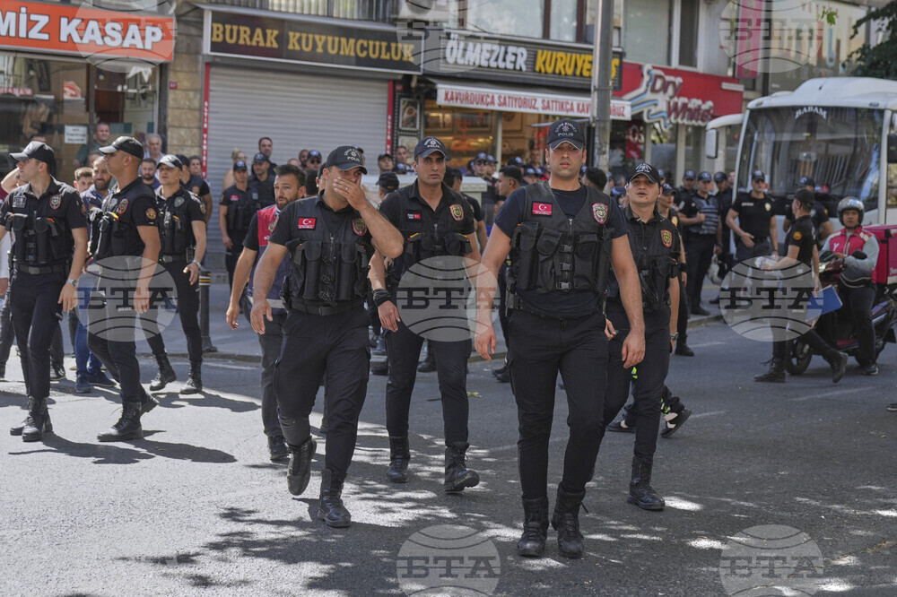 Турските власти издадоха заповед за арест на 17 футболни съдии и президент на клуб в страната