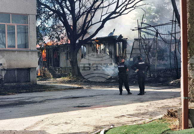 Пожарът в двора на Техническия университет във Варна е локализиран, няма пострадали хора