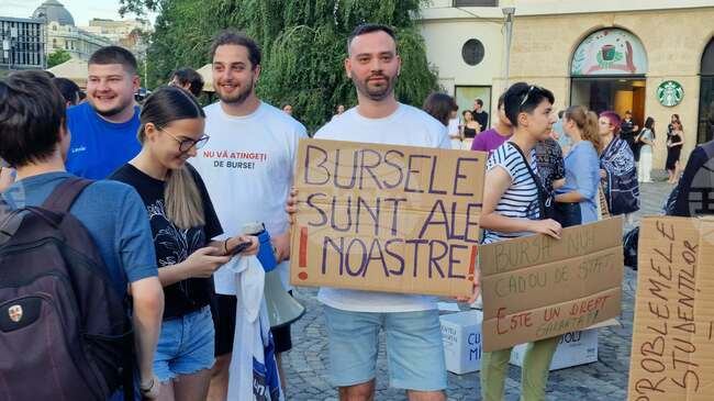 Няколкостотин души протестираха в Букурещ срещу плановете на управляващите за намаляване на студентските стипендии