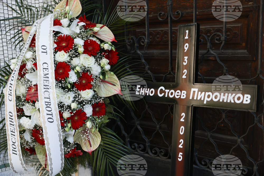 Десетки близки, приятели и почитатели на художника Енчо Пиронков го изпратиха в последния му път