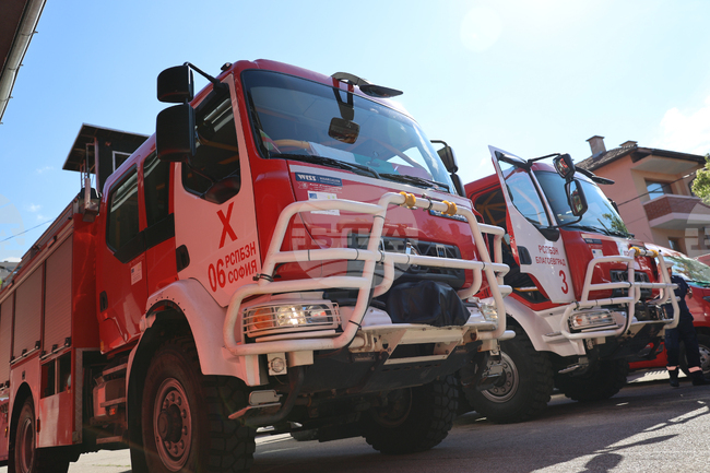 Овладян е пожарът, който пламна в района между селата Драката и Микрево, община Струмяни