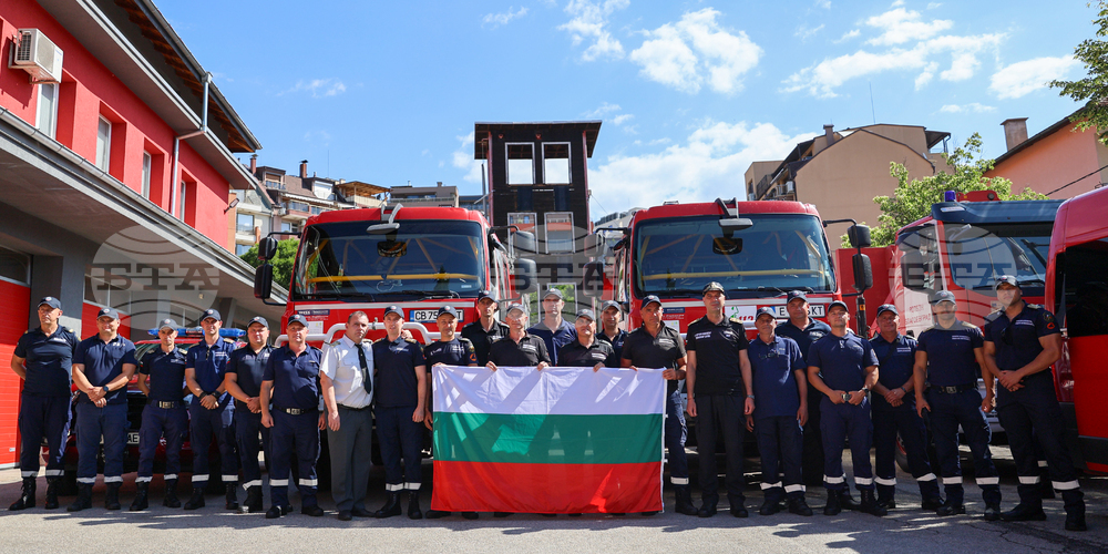 Първа група от 20 пожарникари от българския екип за наземно гасене на горски пожари замина за Гърция